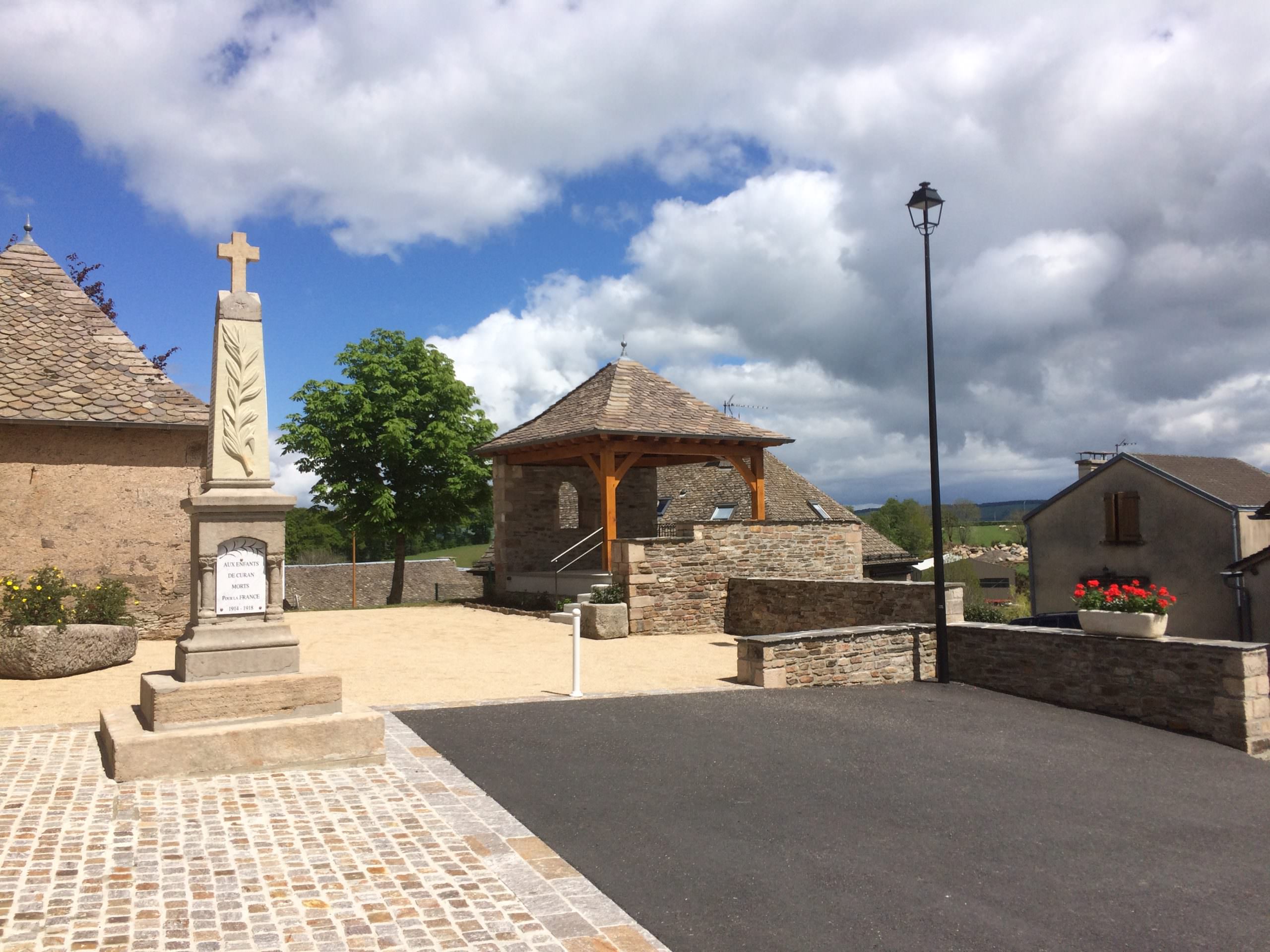 Une place situé à Curan