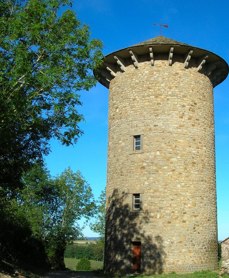 Une tour situé à Curan